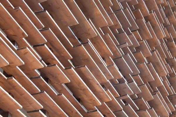 Milano - Rho Fiera - Expo 2015 - Padiglioni - Cluster caffè -  Particolare della struttura esterna in assi di legno