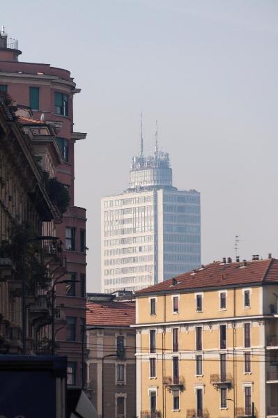 Milano - Grattacieli - Veduta da via Saverio Mercadante della Torre Breda, progetto di Eugenio ed Ermenegildo Soncini e Luigi Mattioni - Palazzi - Finestre - Balconi - Tetti - Antenne