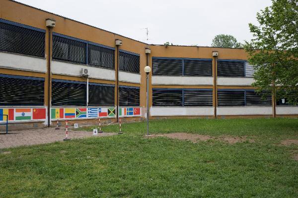 Provincia di Bergamo - Località Zingonia - Istituto Comprensivo di Largo Cartesio - Scuola elementare - Esterno - Bandiere del mondo dipinte sui muri