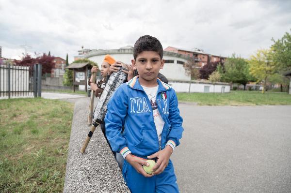 Provincia di Bergamo - Località Zingonia - Abitanti - Bambini con fucili giocattolo