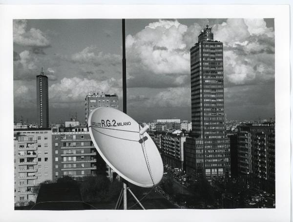 Milano - Veduta panoramica verso via Vittor Pisani - Fermata Repubblica della linea metropolitana M3 [nei pressi di] - Torre Breda - Antenna satellitare in primo piano