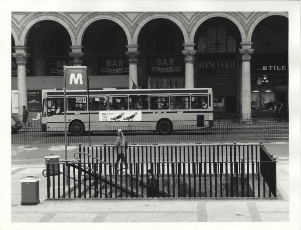 Milano - Piazza del Duomo - Fermata della metropolitana linee M1 ed M3 - Cartello - Bus ATM - Portici