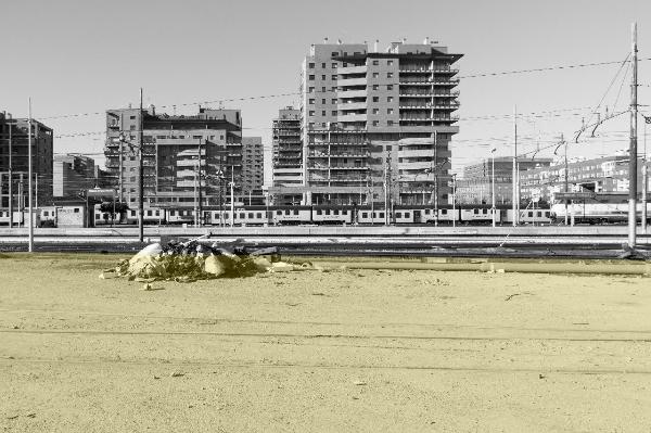 Milano - Scali ferroviari - Scalo Greco Breda - Aree e materiali di servizio - Pali per linee elettriche - Binari - Banchine ferroviarie - Treno - Edifici residenziali del quartiere Bicocca