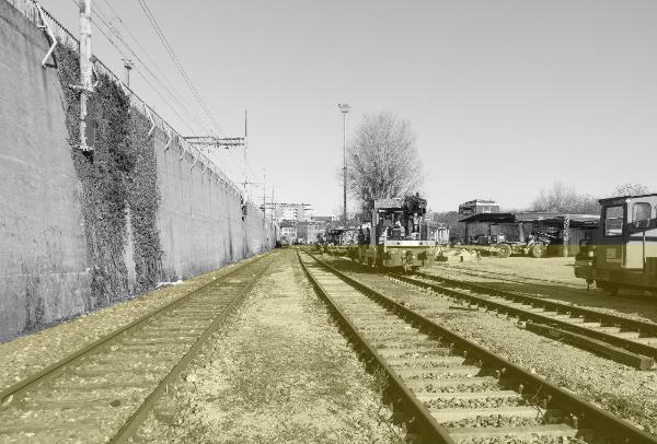 Milano - Scali ferroviari - Scalo Lambrate - Binari - Aree, macchinari e materiali di servizio - Muro di cinta - Ringhiera - Linee elettriche - Edifici residenziali del quartiere Lambrate, sullo sfondo