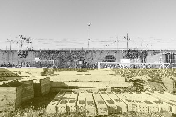 Milano - Scali ferroviari - Scalo Lambrate - Aree, macchinari, attrezzature e materiali di servizio - Casse in legno - Traversine ferroviarie - Muro di cinta - Ringhiera - Linee elettriche