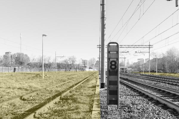 Milano - Scali ferroviari - Scalo San Cristoforo - Segnaletica ferroviaria - Binari - Pali per linee elettriche - Lampioni - Recinzione - Vegetazione - Edifici