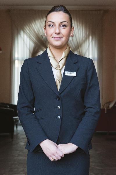 Grand Hotel Villa Torretta - Interni - Ritratto femminile: receptionist in divisa da lavoro