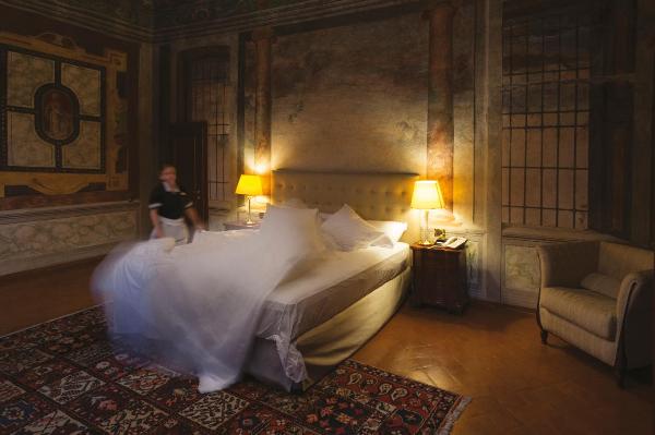 Grand Hotel Villa Torretta - Interni - Camere - Arredi in stile d'epoca - Cameriera ai piani cambia la biancheria da letto