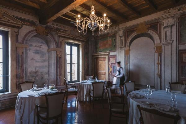 Grand Hotel Villa Torretta - Interni - Ristornate "Il Vico della Torretta" - Arredi in stile d'epoca - Cameriera di sala allestisce i tavoli