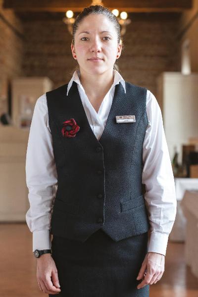 Grand Hotel Villa Torretta - Interni - Ritratto femminile: cameriera di sala in divisa da lavoro