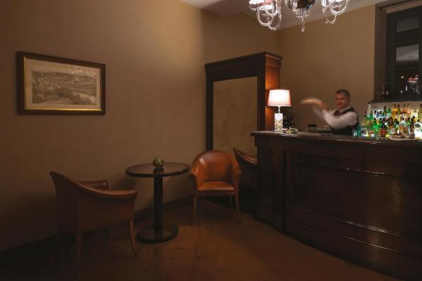 Grand Hotel Villa Torretta - Interni - Lobby Bar - Arredi in stile d'epoca - Barman al bancone