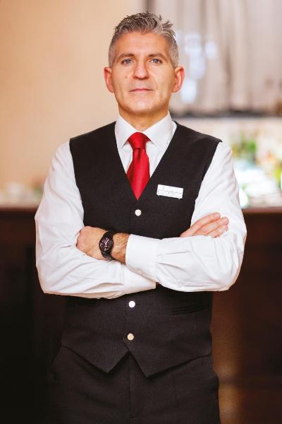 Grand Hotel Villa Torretta - Interni - Ritratto maschile: barman in divisa da lavoro