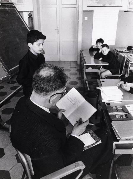 Bergamo - Scuola Armando Diaz - Classi scolastiche - Mario Ivaldi maestro elementare -  Allievi - Lavagna - Banchi di scuola - Quaderni - Attività didattica
