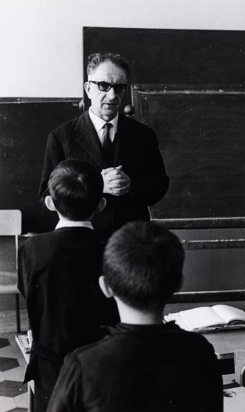 Bergamo - Scuola Armando Diaz - Interno - Classi scolastiche - Mario Ivaldi maestro elementare - Allievi - Lavagna - Attività didattica