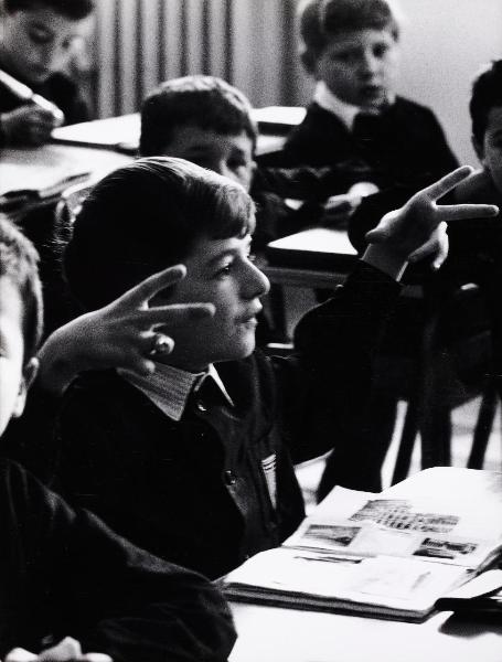 Bergamo - Scuola Armando Diaz - Interno - Classi scolastiche - Allievi - Banchi di scuola - Attività didattica - Apprendimento