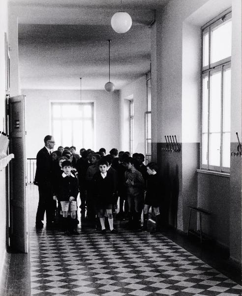 Bergamo - Scuola Armando Diaz - Interno - Corridoi - Maestro Mario Ivaldi - Classi scolastiche - Allievi
