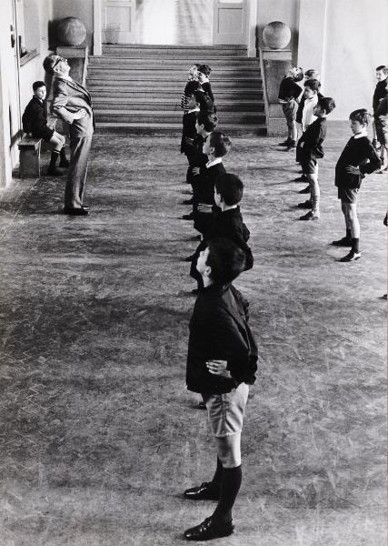 Bergamo - Scuola Armando Diaz - Interno - Palestra - Mario Ivaldi maestro elementare - Allievi - Educazione fisica - Esercizi ginnici