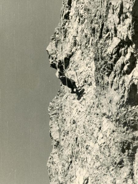 Scalatore su parete di roccia verticale