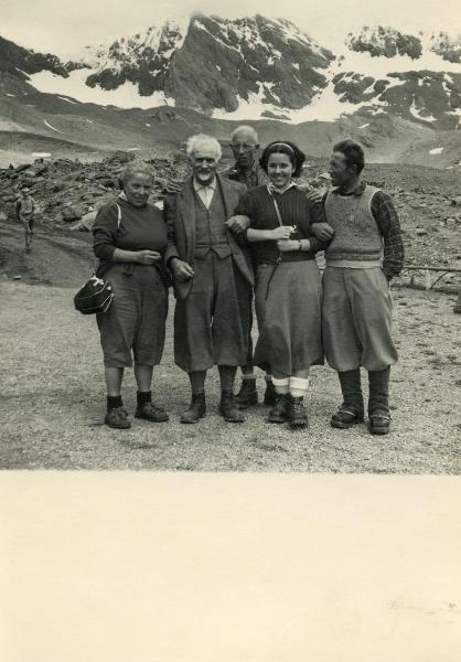 Gruppo di cinque persone in posa