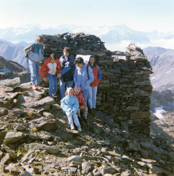 Gruppo di escursionisti sui luoghi della Grande Guerra