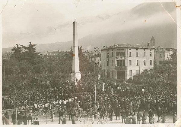 Folla in piazza Marinoni