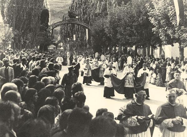 Processione su Viale Italia