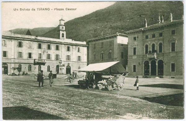 Bancarella in piazza Cavour