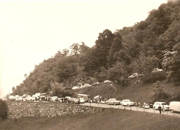 Inaugurazione Tempietto, auto sulla strada