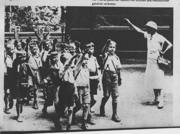 Nazismo - Germania - Scuola - Bambini imparano il saluto nazista - Maestra
