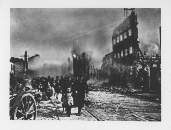 Seconda guerra mondiale - Germania - Città - Profughi tedeschi tra le rovine - Case distrutte - Macerie