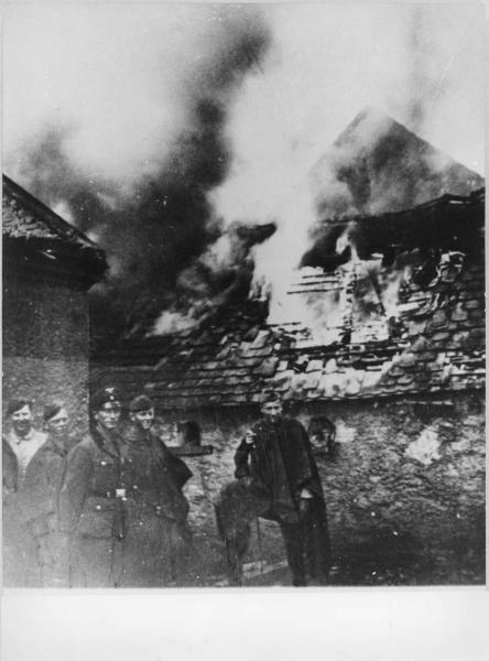 Massacro di Lidice - Rappresaglia nazista - Cecoslovacchia, Lidice - Villaggio incendiato - Casa in fiamme - Ritratto di gruppo: SS in divisa - Nazismo