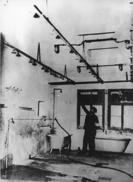 Seconda guerra mondiale - Nazismo - Francia - Campo di concentramento di Natzweiler-Struthof - Sala docce, interno - Partigiano con fascia bianca recante la Croce di Lorena