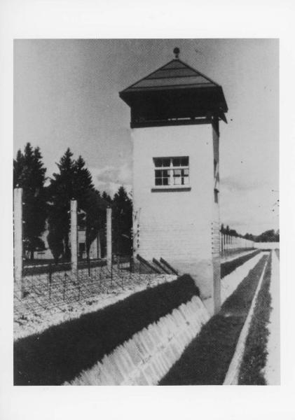 Nazismo - Germania - Campo di concentramento di Dachau - Torretta di guardia - Recinzione - Reticolato con filo spinato e corrente elettrica ad alta tensione