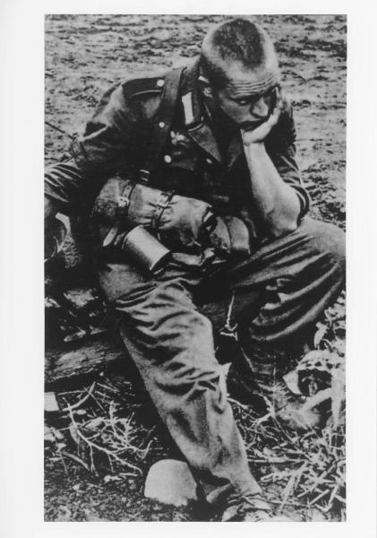 Ritratto maschile: soldato tedesco affranto - Divisa