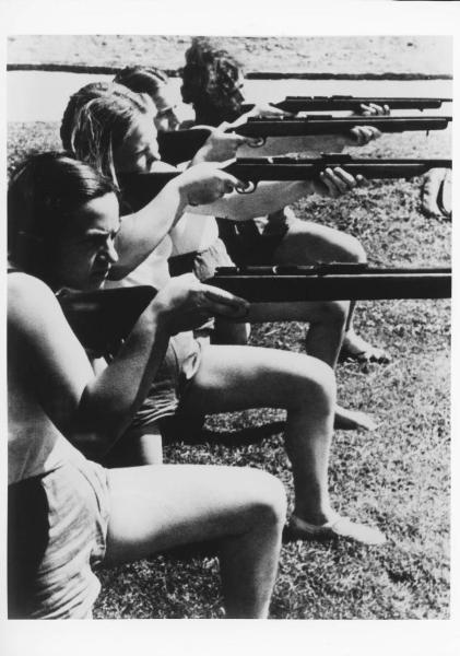 Germania - Addestramento paramilitare della Lega delle ragazze tedesche, ala femminile della gioventù hitleriana (Hitlerjugend): ragazze con i fucili - Nazismo