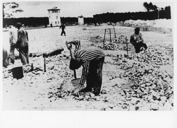 Seconda guerra mondiale - Nazismo - Germania, Oranienburg - Campo di concentramento di Sachsenhausen - Kommando di prigionieri al lavoro con divisa a strisce - Lavori forzati - Raccolta di sassi - Torrette di controllo