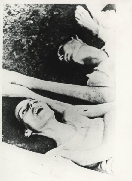 Seconda guerra mondiale - Nazismo - Cadaveri scheletriti di donne nude insepolti
