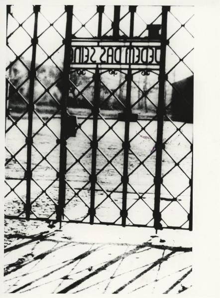 Nazismo - Germania - Campo di concentramento di Buchenwald - Ingresso - Cancello con la scritta "Jedem das Seine"
