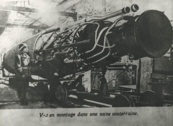 Seconda guerra mondiale - Nazismo - Germania, Nordhausen - Campo di concentramento / Campo di lavoro Dora Mittelbau - Dopo la liberazione - Fabbrica di armi - Tunnel, interno - Montaggio del missile V2 - Soldato americano in divisa