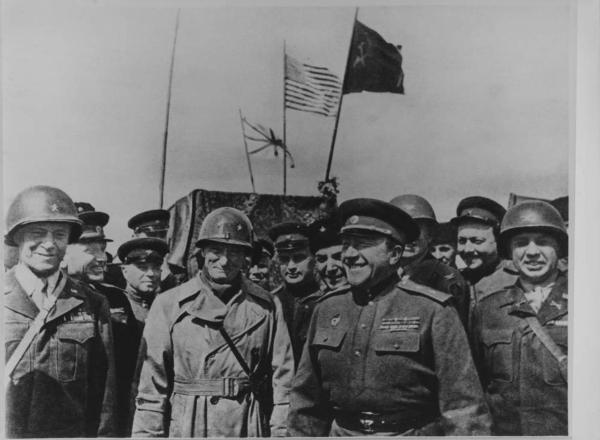 Seconda guerra mondiale - Germania, Torgau - Incontro di ufficiali americani e sovietici sul fiume Elba - Bandiere inglese, statunitense, sovietica / In prima fila, da sx: il generale George Smith Patton, il generale Omar Bradley, il maresciallo Aleksandr Vasilevsky