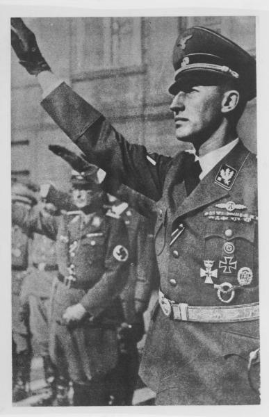 Nazismo - Germania - Ritratto maschile: Reinhard Heydrich in divisa, generale e politico tedesco - Saluto nazista