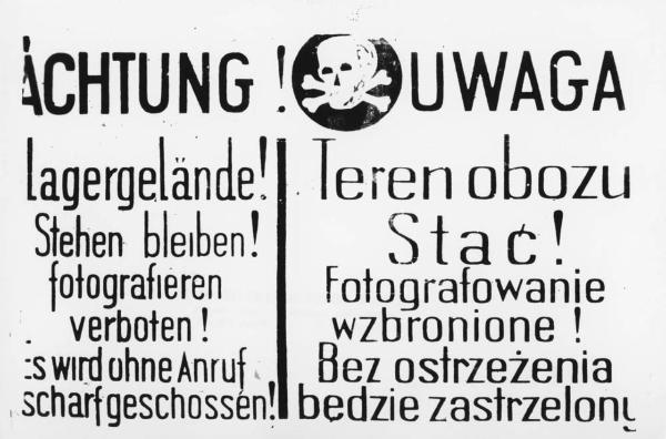 Seconda guerra mondiale - Nazismo - Campo di concentramento - Cartello di pericolo, zona di un lager, divieto di fotografare in tedesco e polacco
