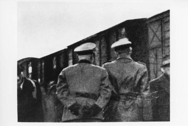 Seconda guerra mondiale - Nazismo - Paesi Bassi, Midden-Drenthe - Campo di transito di Westerbork - Banchina della stazione - Deportazione di ebrei - Ufficiali nazisti in divisa - Treno con vagoni bestiame
