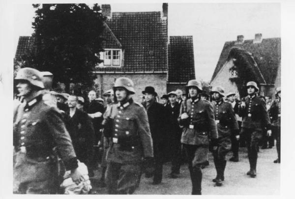Seconda guerra mondiale - Nazismo - Paesi Bassi, Putten - Arresto di massa e deportazione degli uomini della città in seguito all'attacco a un'auto tedesca con personale della Wehrmacht - Strada della città - Uomini in marcia scortati da SS in divisa