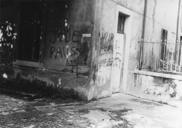 Udine - Sezione Aned - Muri imbrattati da svastiche e scritte antisemite - Vandalismo e antisemitismo - Neofascismo