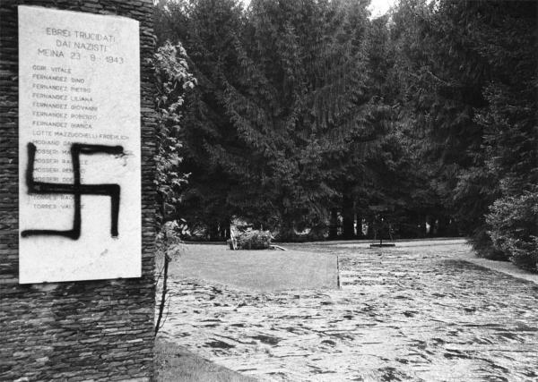 Meina - Giardino (Parco della Fratellanza?) - Memoriale dell’eccidio del Lago Maggiore del 1943, strage nazista di ebrei - Stele imbrattata con svastica - Vandalismo - Antisemitismo - Neofascismo