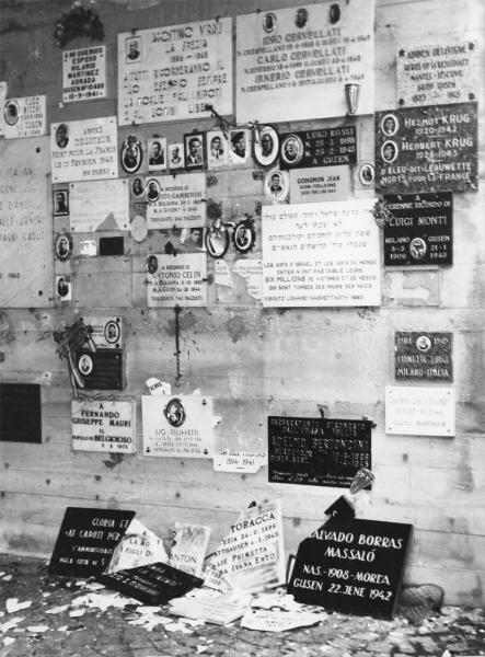 Austria - Campo di concentramento di Mauthausen-Gusen - Memoriale - Muro dietro ai forni crematori con lapidi e immagini dei deportati prigionieri morti - Lapidi rotte - Vandalismo - Neonazismo