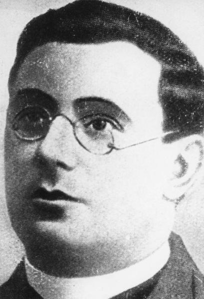 Ritratto maschile: Don Giovanni Minzoni con tunica da prete e abito militare, antifascista, perseguitato dal fascismo