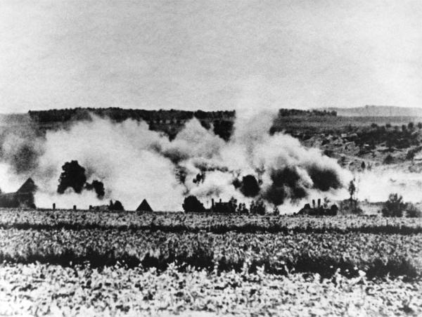 Massacro di Lidice - Rappresaglia nazista - Cecoslovacchia, Lidice - Villaggio incendiato - Fumo e fiamme - Nazismo