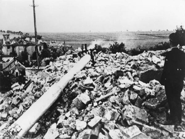 Massacro di Lidice - Rappresaglia nazista - Cecoslovacchia, Lidice distrutta - Macerie, resti della chiesa di San Martino (a sx) - Ufficiale delle SS con divisa - Nazismo